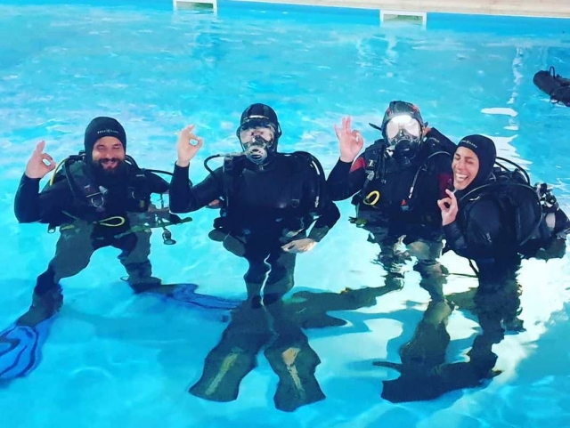  Baptism of diving in the pool 