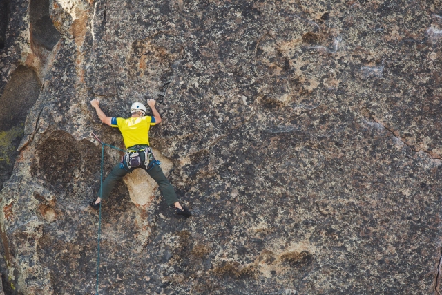Hombre escalando monte