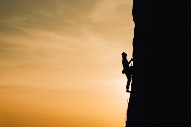 Hombre escalando pared