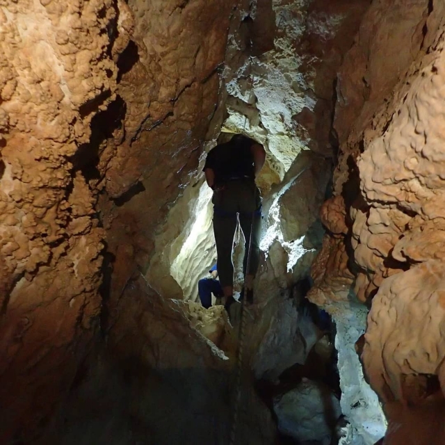 Aventura en cueva familia Lisboa
