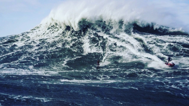 surfeando gran ola