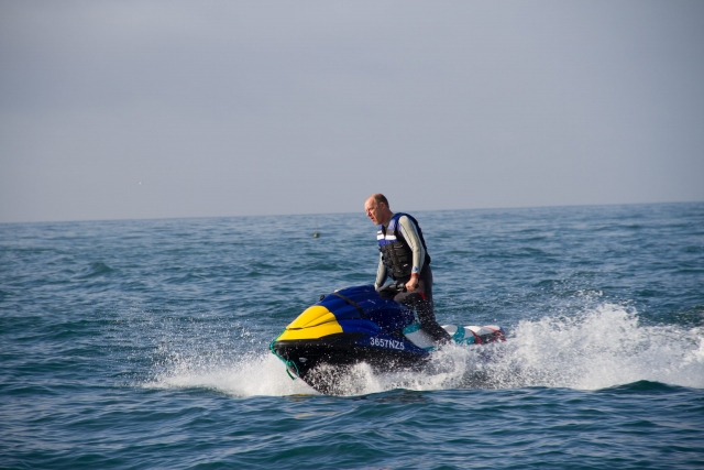 hombre de pie en moto de agua