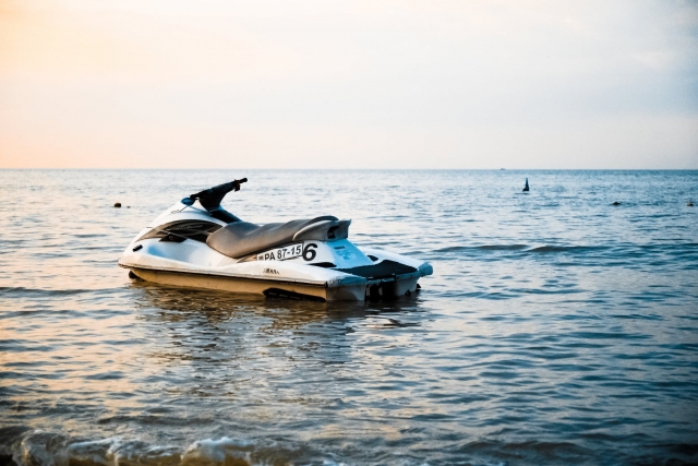 moto de agua en la orilla
