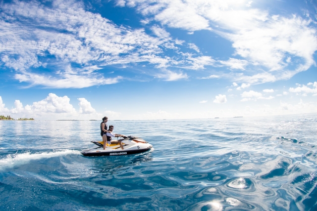 pareja moto de agua en el horizonte