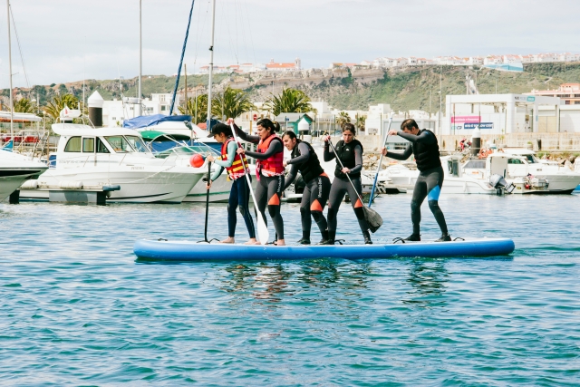 grupo haciendo paddle surf