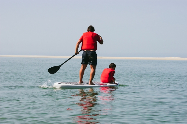 padre e hijo paddle surf