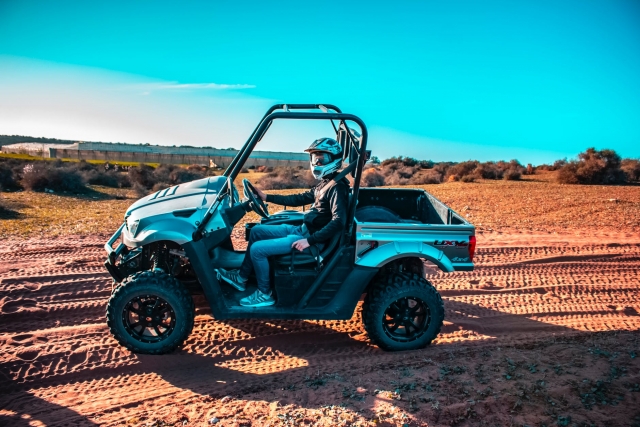 conductor de buggy con casco