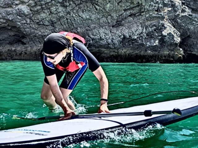 Springen vom Paddelsurfbrett 