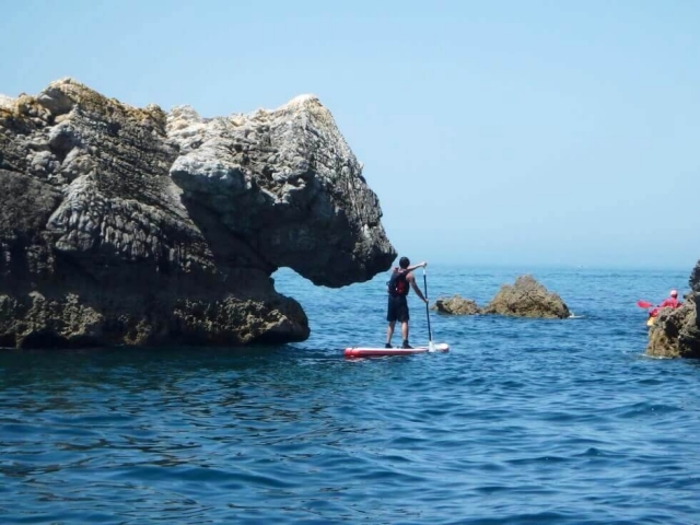  桨在塞辛布拉海岸冲浪 
