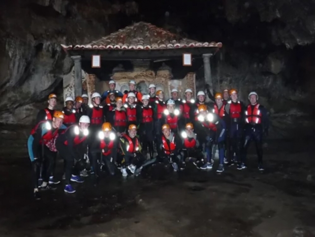  Le groupe dans la grotte pendant le canyoning