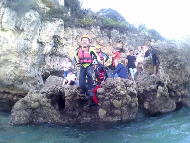  Jeune amateur de canyoning sautant dans l'eau 