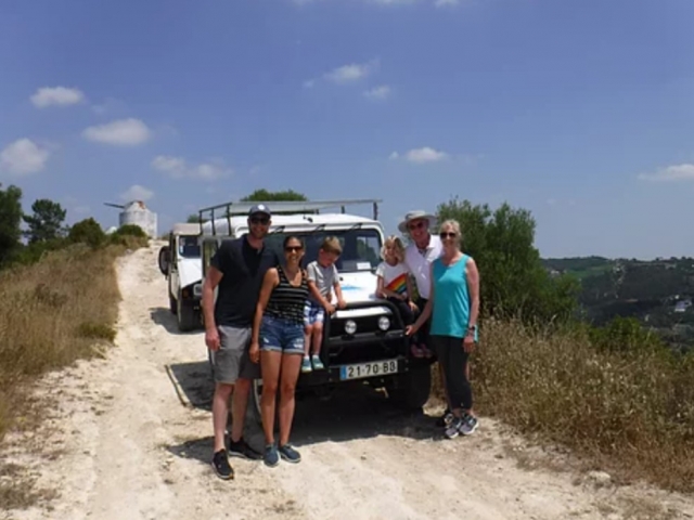  La famille pendant la Excursion en jeep 