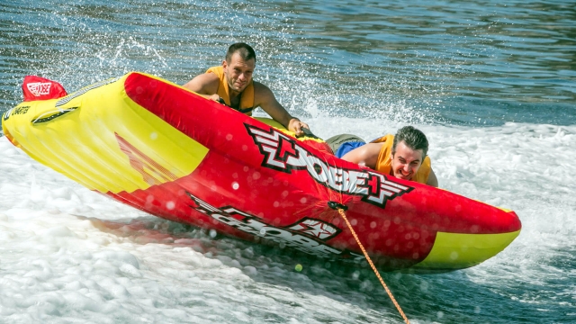 Paseo en barco con hinchables en Arrábida