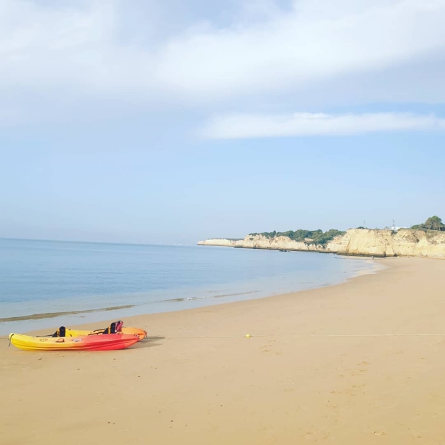 kayak en una playa vacía
