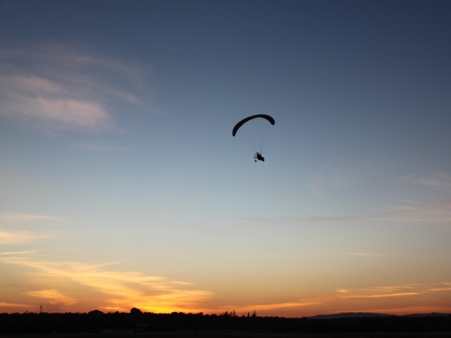  Vol en paramoteur au coucher du soleil 