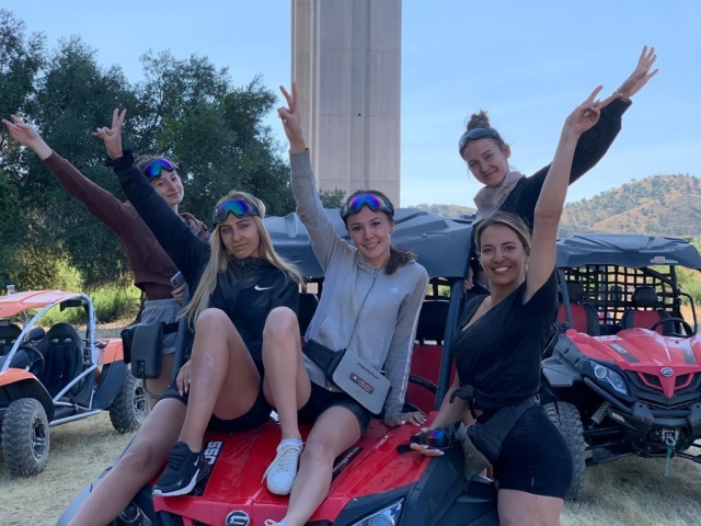  Freunde auf der Route im Buggy 