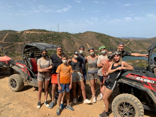  mit der Familie auf eine Buggy-Fahrt 