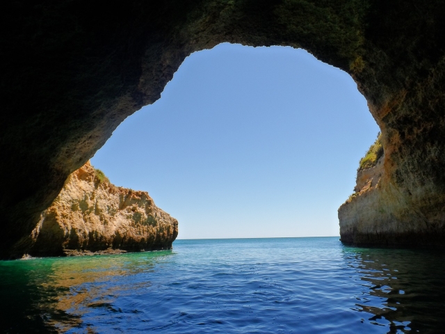 dentro de la cueva
