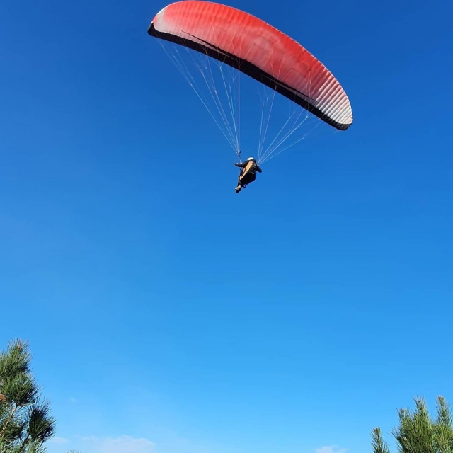  Paragliding 