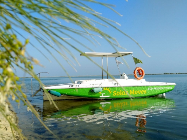  Barco solar por Cabanas 