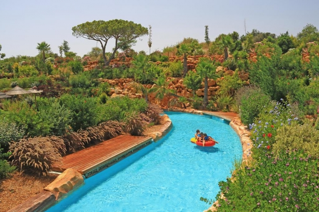  Im Pool mit dem Schwimmkörper 