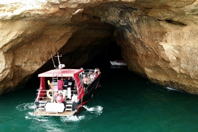  Getting to know the caves 