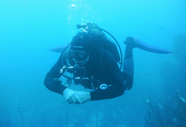  Learning to use diving materials 