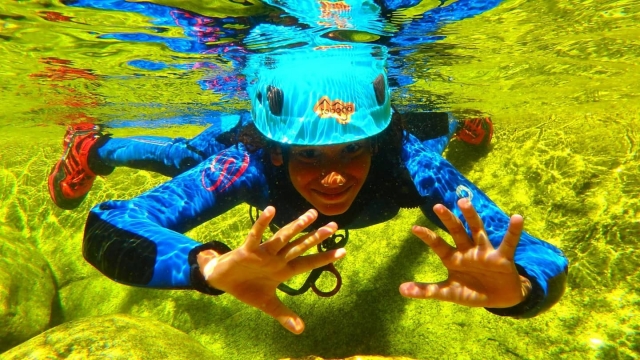  Under the water 