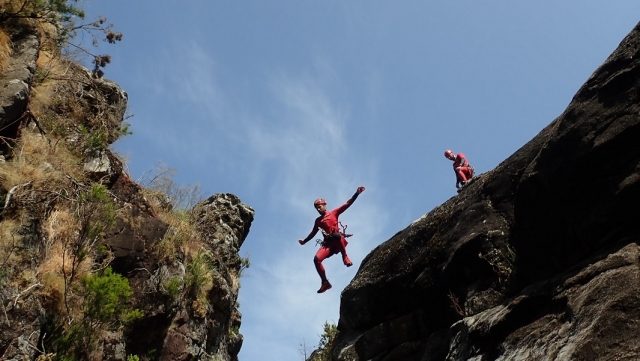  Canyon jump 