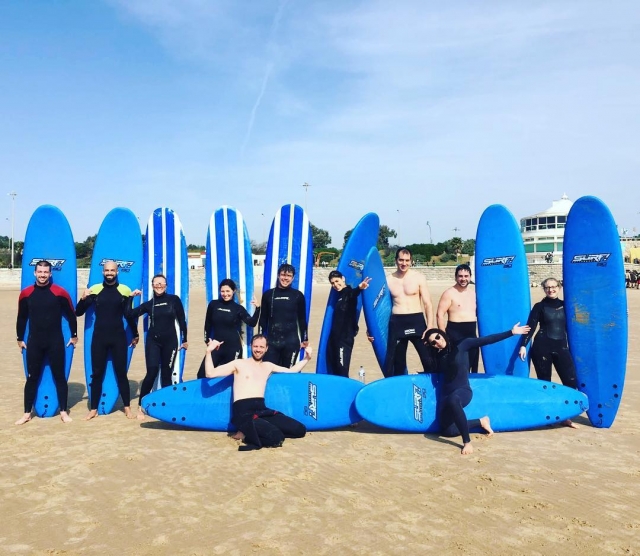  Surfare con gli amici 