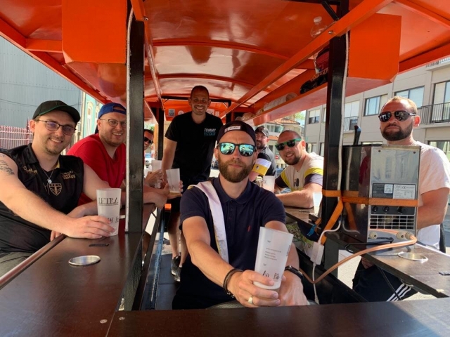  Gruppe von Freunden auf dem Fahrrad 