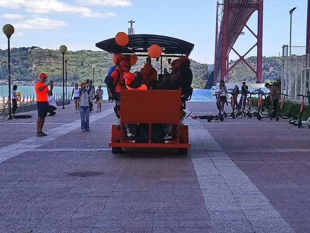  Fahrrad mit Luftballons 