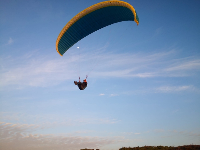  A client doing maneuvers with the paraglider 