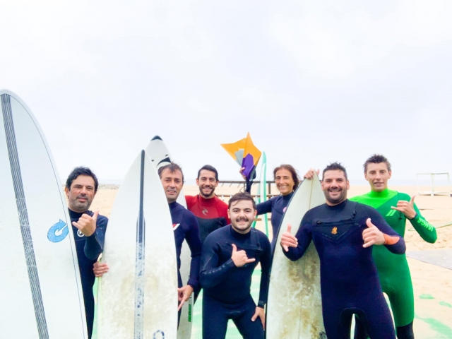  Eine Gruppe von Freunden, die bereits den Nervenkitzel des Surfens ausprobiert haben 