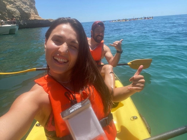 Una pareja en kayak feliz