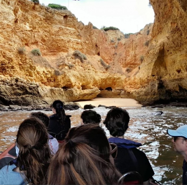 Adentrándose en la cueva de Benagil