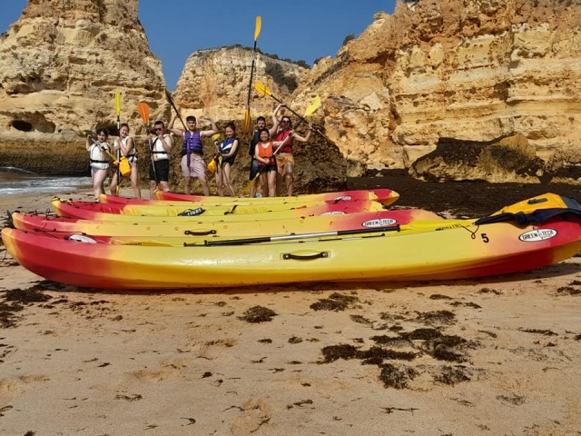 Varios kayaks apoyados en la arena