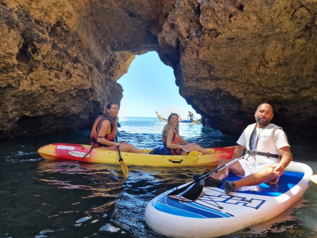 Três amigos num caiaque