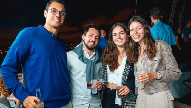 Un gruppo di amici si gode una serata fuori 