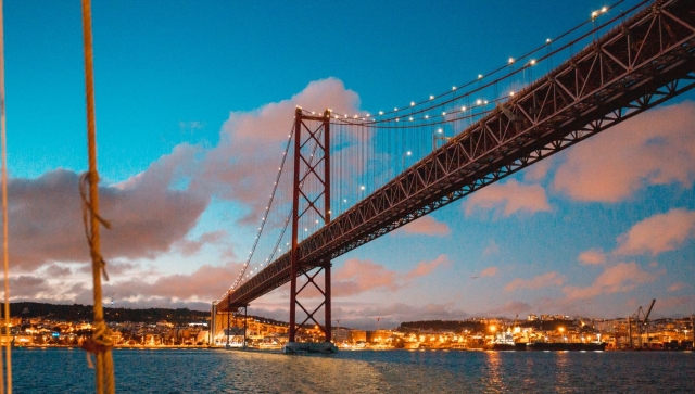  Bellissima vista panoramica con il ponte che corona la cornice 