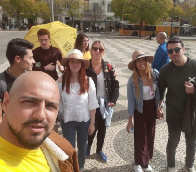  Siamo facilmente riconoscibili dalle magliette gialle e dagli ombrelli - 999 - Posa su una strada collinare con il tram sullo sfondo 
