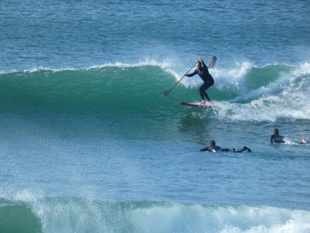  Quem disse que não é possível surfar uma onda grande com o paddle surf? 