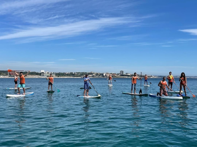 Um grande grupo de usuários do paddle surf 