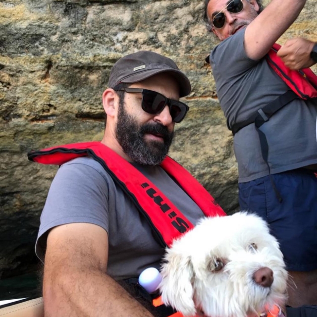  Un cliente in compagnia di un cane 