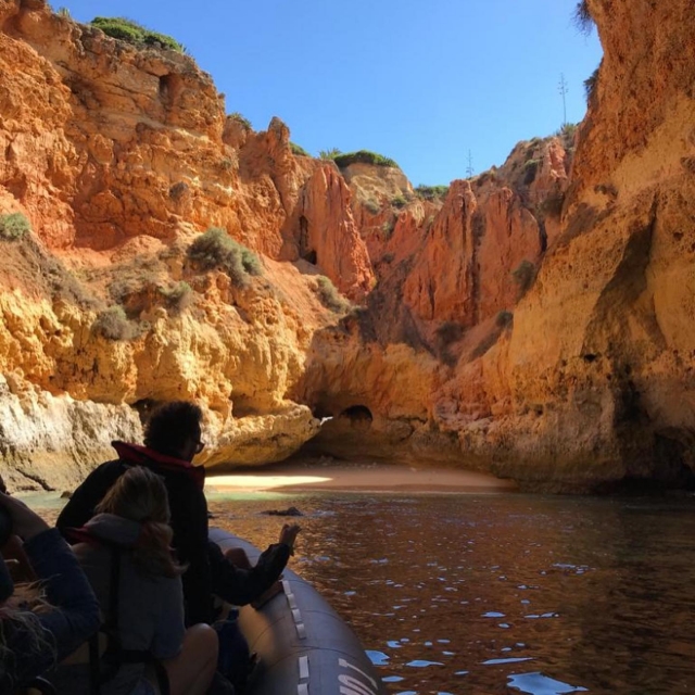  La barca entra in un varco nella spiaggia 