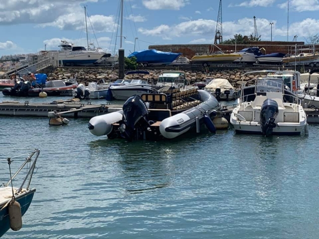  La nostra barca ormeggiata accanto a altre navi