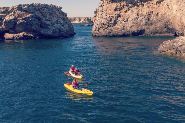  Explorar a costa algarvia em caiaque 