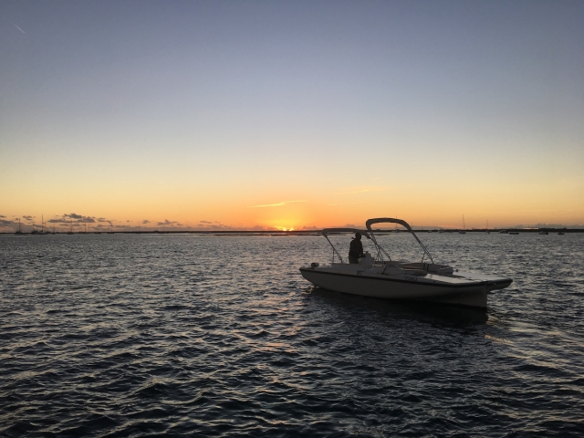  Desfrutar de um passeio de barco ao pôr do sol 