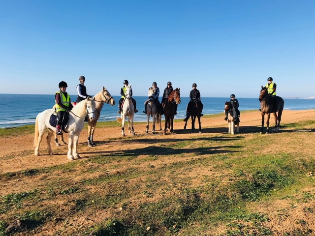 Un nutrido grupo de usuarios en una de nuestras rutas a caballo