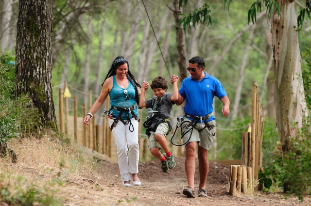  Uma família acompanha seu filho para viver um dia de aventuras